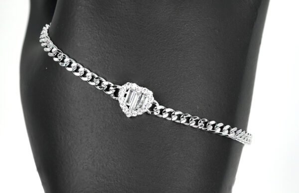Elegant Silver Chain Bracelet with Heart-Shaped Zircon Stone - Image 3