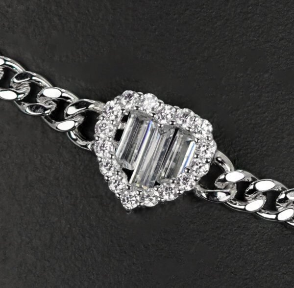 Elegant Silver Chain Bracelet with Heart-Shaped Zircon Stone - Image 4
