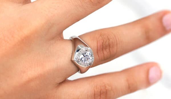 Stunning Sterling Silver Heart-Shaped Ring with Central Gemstone and Surrounding Sparkling Stones Adjustable size