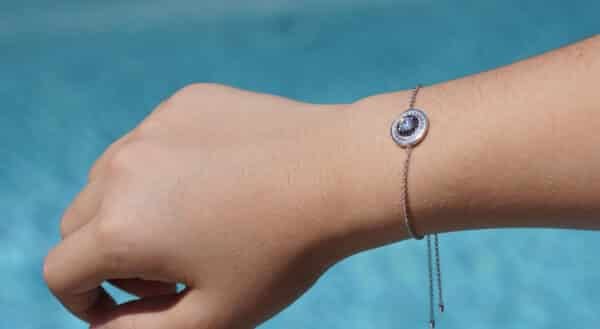 Stunning Sterling Silver Bracelet with Circle-Shaped Design, Featuring a Large Zircon Stone in the Center and Delicate Surrounding Stones