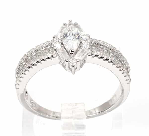 Eye-catching Sterling Silver Ring with a Dazzling Zircon Stone - Image 3