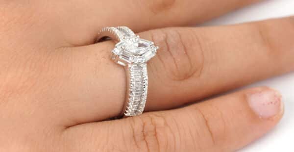 Eye-catching Sterling Silver Ring with a Dazzling Zircon Stone