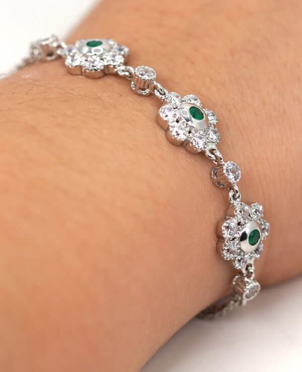 Stunning Sterling Silver Bracelet with 3 Flower-Shaped Zircon Stones and a Central Simulated Emerald - Image 2