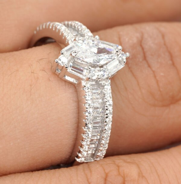 Eye-catching Sterling Silver Ring with a Dazzling Zircon Stone - Image 4