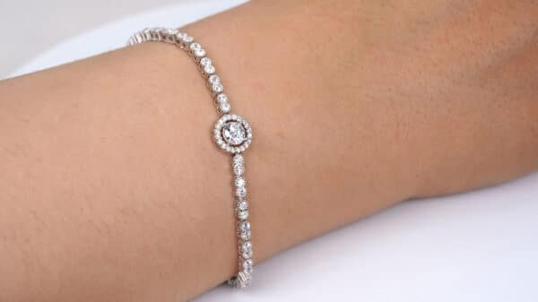 Sparkling Sterling Silver Bracelet with Central Zircon Circle and Surrounding Zircon Accents